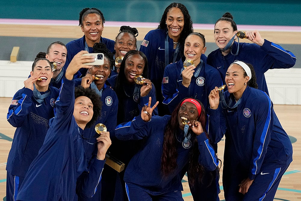 | Photo: AP/Michael Conroy : Paris Olympics Basketball: United States team poses for a picture with their gold medals 